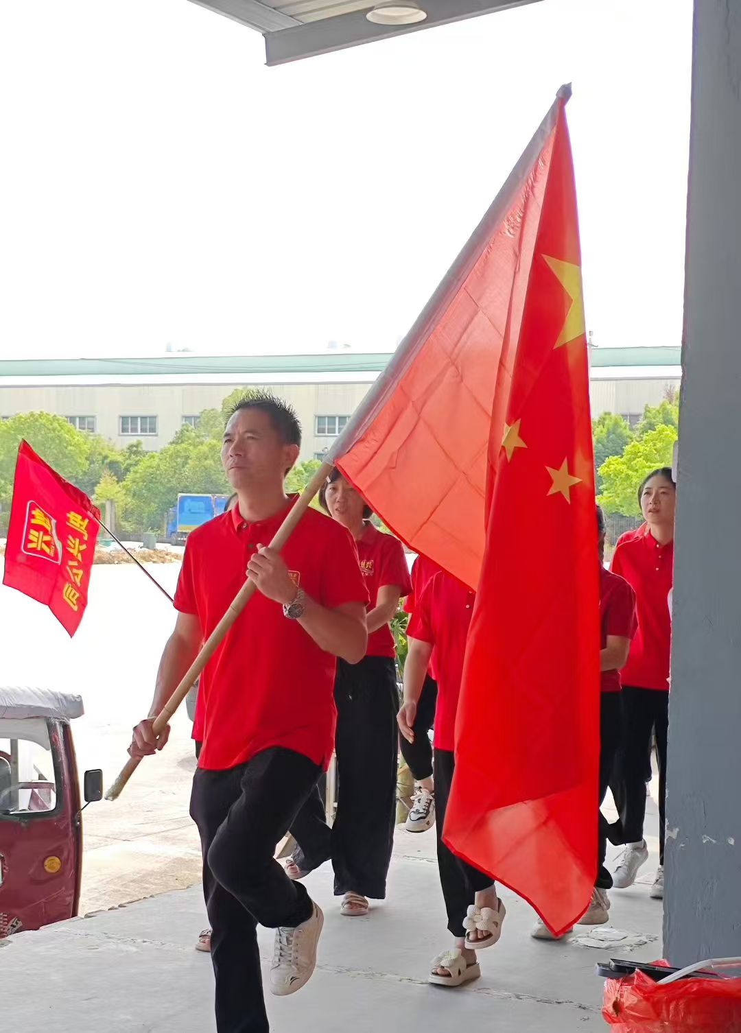 2025年9月3日虬兴公司组织员工观看阅兵直播，为祖国的繁荣昌盛感到自豪！